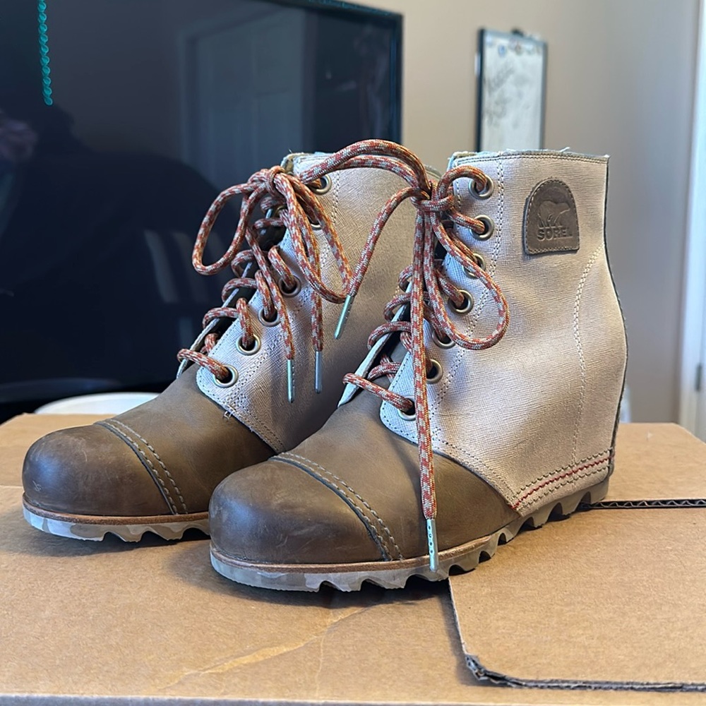 Size 9 women’s sorrel 1964 wedge bootie